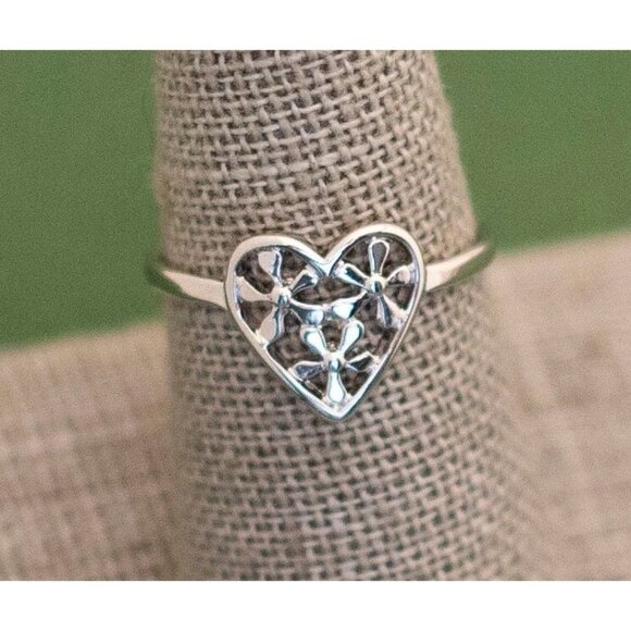 Vintage Victorian Silver Tone Heart Ring Size 7 3/4 by Avon K1 - Picture 1 of 3